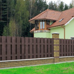 Комбинированный забор из бетонных блоков Brick и деревянного штакетника